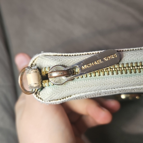 Michael Kors Cream Wallet - Picture 5 of 13